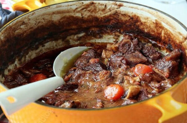 Bœuf bourguignon accompagné d’une sauce crémeuse.