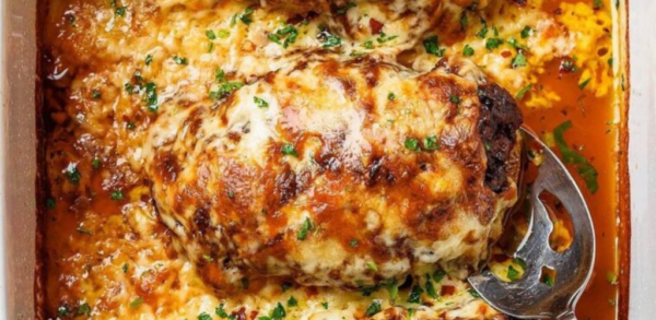 CASSEROLE DE POULET À L’OIGNON GRATINÉ