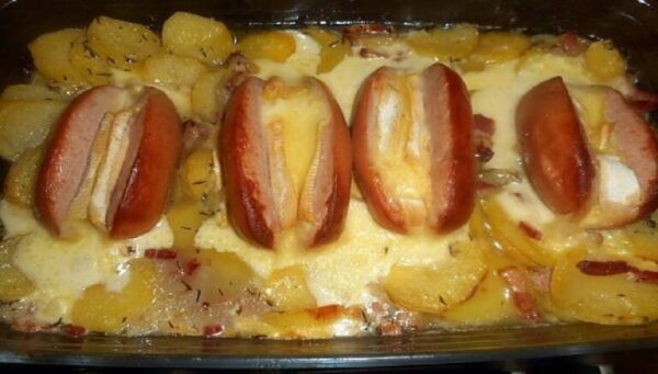 CERVELAS À LA SAVOYARDE POMMES DE TERRE LARDONS