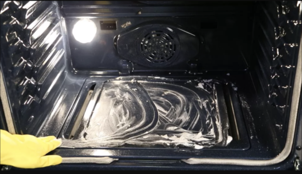 COLOCAR UMA PITADA DE BICARBONATO DE SÓDIO E VINAGRE NO FORNO: EIS O QUE ACONTECE SE O FIZER