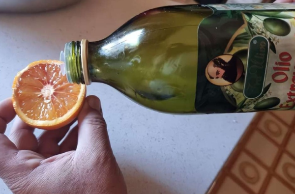 COMBINER L’ORANGE AVEC L’HUILE D’OLIVE, L’ANCIENNE COUTUME DE NOS GRANDS-PARENTS EST DE RETOUR : À QUOI ÇA SERVIT ?
