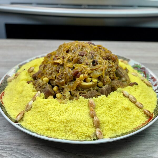 COUSCOUS À L&rsquo;AGENAU ET OIGNONS CARAMÉLISÉS (TFAYA)