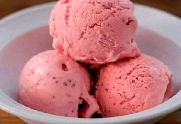 CRÈME GLACÉE À LA FRAISE AU BLENDER