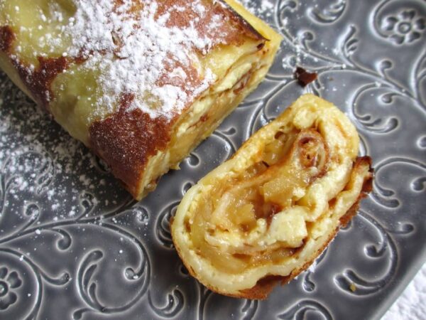 CRÊPE GÉANTE ROULÉE AUX POMMES ET CARAMEL BEURRE SALÉ