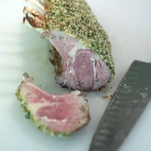 Carré d’agneau persillé à la moutarde