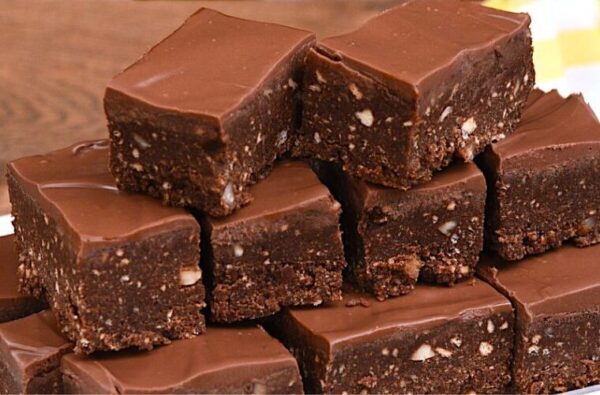 Carrés chocolat et biscuits sans cuisson : prêts en 30 minutes !