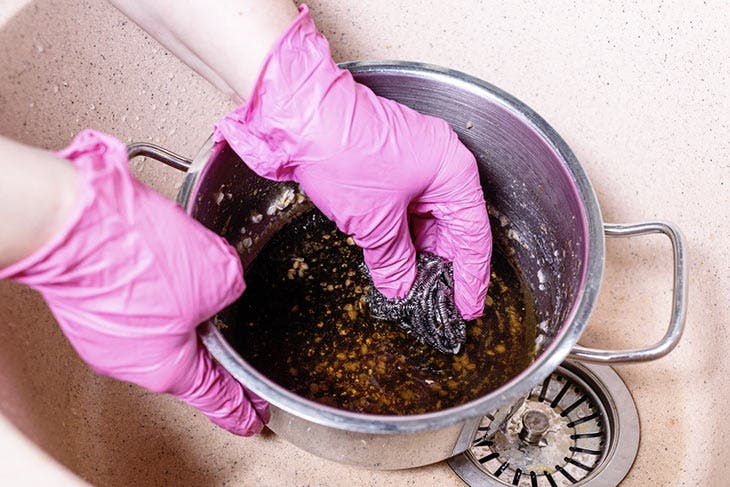 Nettoyer une casserole brûlée