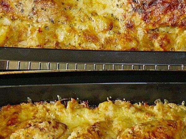 Casserole de pommes de terre frites avec schnitzel