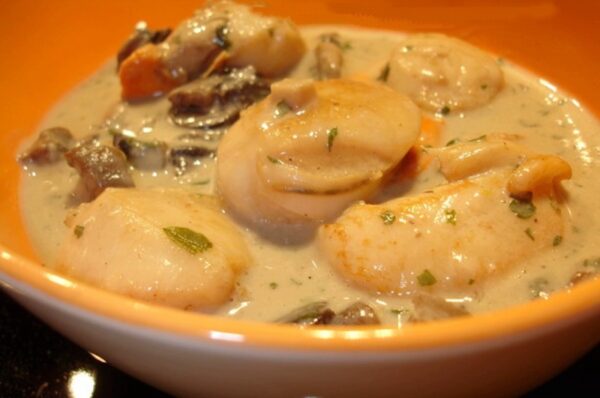 Cassolettes de noix de saint-jacques a la sauce normande