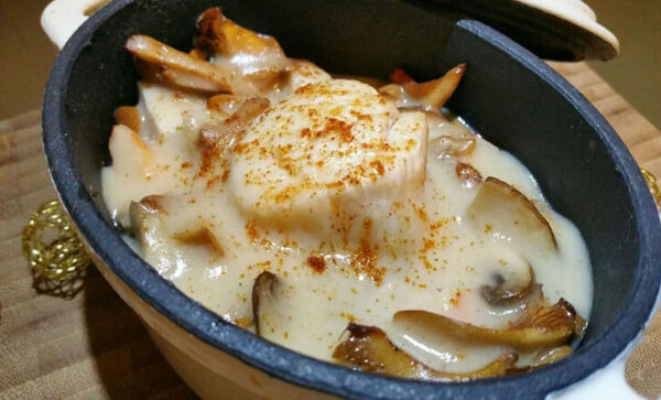 Cassolettes de noix de saint-jacques et gambas aux girolles, sauce au noilly prat