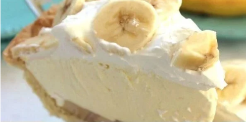 Ce gâteau à la banane crémeux et moelleux est TELLEMENT délicieux et prêt en quelques instants.