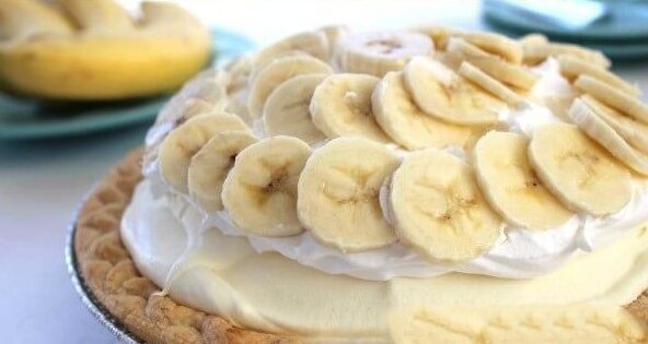 Cette tarte à la banane est super délicieuse et on peut la préparer très rapidement.