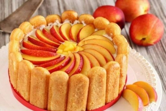 Charlotte aux pêches : rapide et sans cuisson