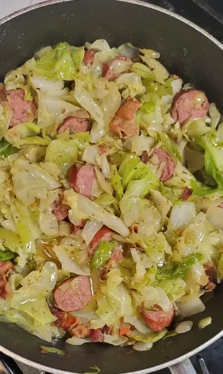 Chou sauté au Bacon, Oignon et Ail : Un Mélange Savoureux et Traditionnel