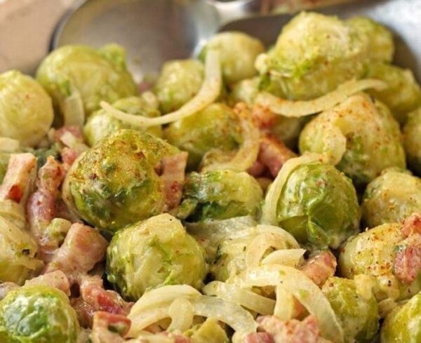 Choux De Bruxelles À La Crème Et Aux Lardons