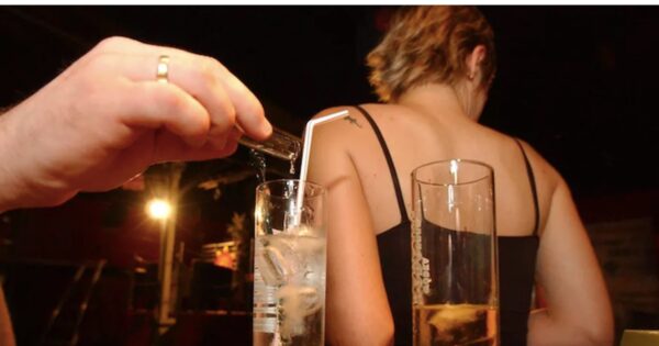 Cinq étudiantes nantaises créent une paille capable de détecter le GHB