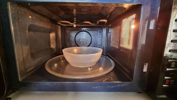 Comment avoir un micro-ondes impeccable sans frotter ni bouger un seul doigt