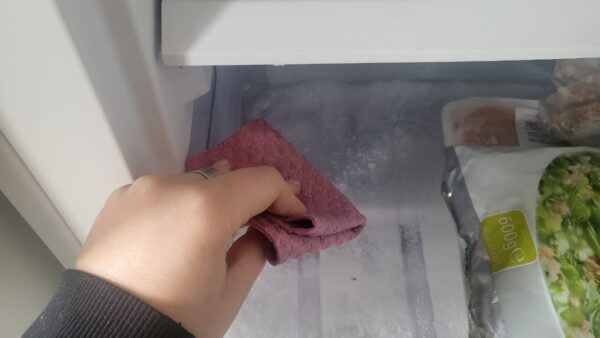 Comment enlever la glace du réfrigérateur et la décongeler sans effort : quelques gouttes suffisent