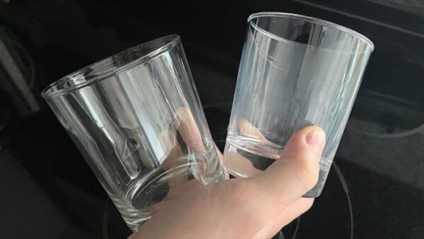 Comment enlever la patine blanche des verres et les faire briller à nouveau