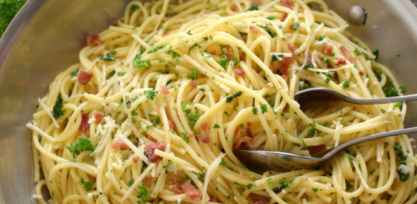 Comment faire des Spaghetti à l’ail et au persil. Une recette super pratique et savoureuse !