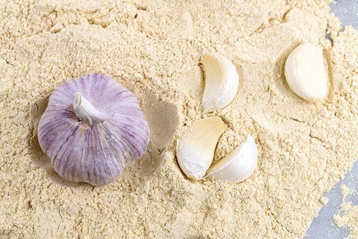 Comment faire refleurir une orchidée avec de la poudre d'ail ? 2 L'ail en poudre est un excellent engrais naturel pour le soin des orchidées