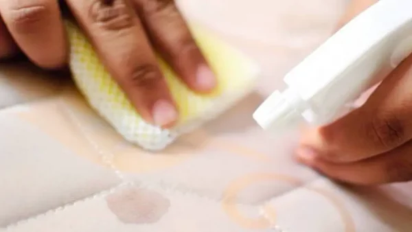 Comment nettoyer et blanchir un vieux matelas même s’il est taché ?