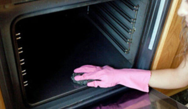 Comment nettoyer votre four de manière efficace sans utiliser de produits chimiques ?