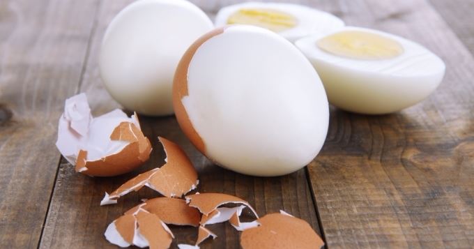 Éplucher un œuf dur sans le toucher, et en moins de 20 secondes? C'est possible !