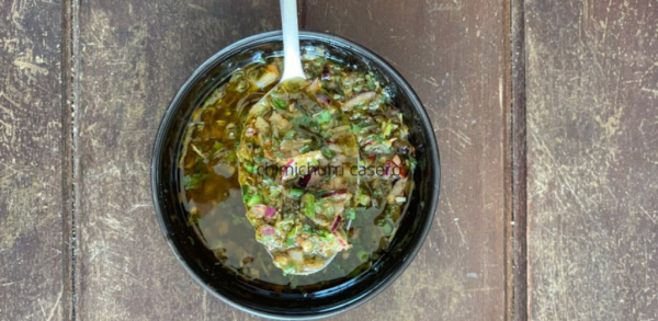 Comment préparer un chimichurri maison en 4 étapes faciles