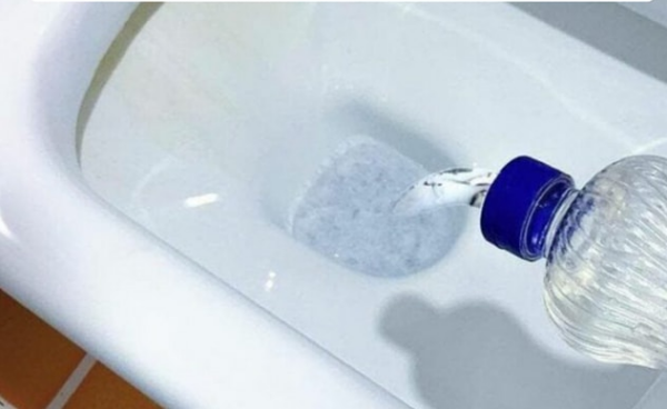 Comment rafraîchir et enlever les odeurs des toilettes avec du rince bouche ?