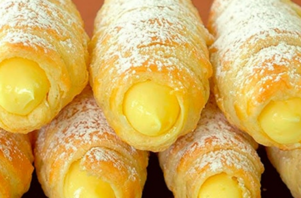 Cornet de pâte feuilletée fourré à la crème pâtissière