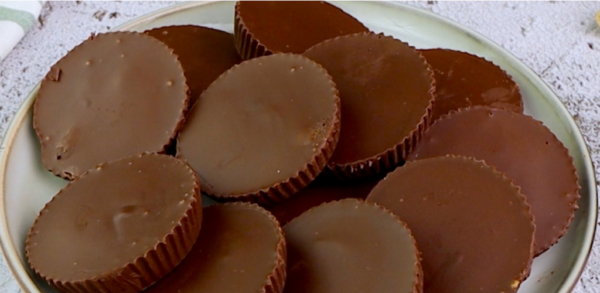 Coupes au chocolat et au beurre de cacahuète : si délicieuses et prêtes avec seulement 3 ingrédients !