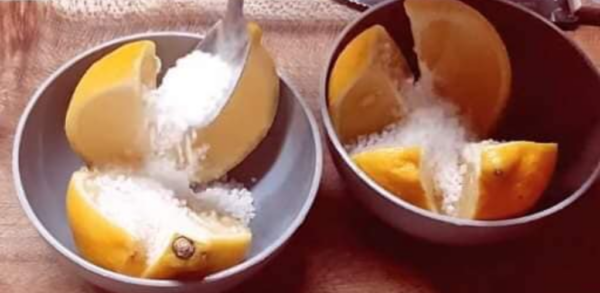 Coupez un citron en 4, salez et placez-le dans votre chambre