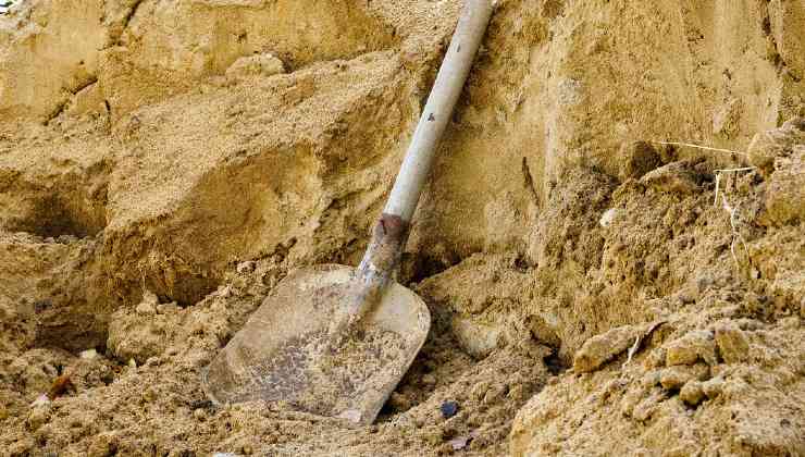 Vieille pelle de jardin