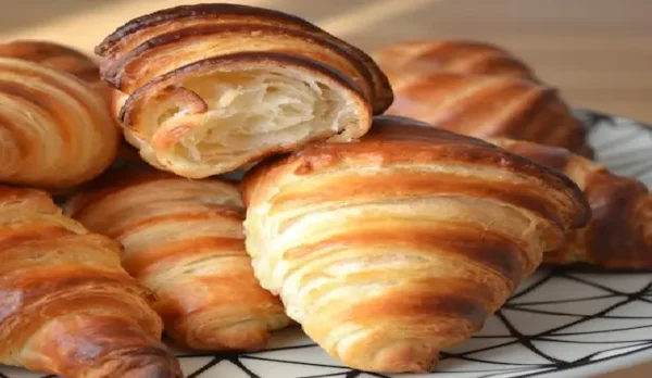 Croissants au Yaourt 0% Culpabilité : Une Recette Gourmande et Légère pour des Matins Savoureux