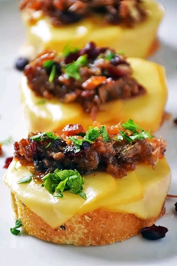 Crostini aux canneberges et au bacon