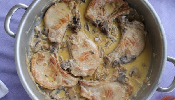 Côtelettes de porc aux champignons et au Brandy