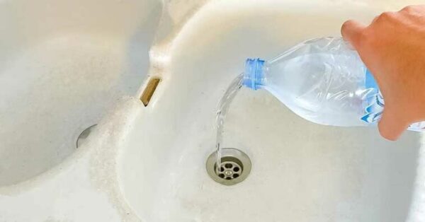 Débouchez l’évier en 5 minutes avec l’astuce de la bouteille : fini les bouchons