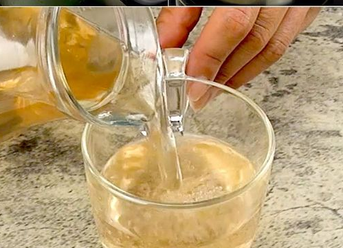 De l’eau avec de la cannelle, des pommes et du citron pour perdre du poids