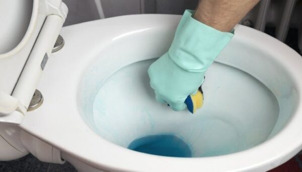 Des toilettes fraîches et impeccables pendant une semaine, même les femmes de ménage l’utilisent