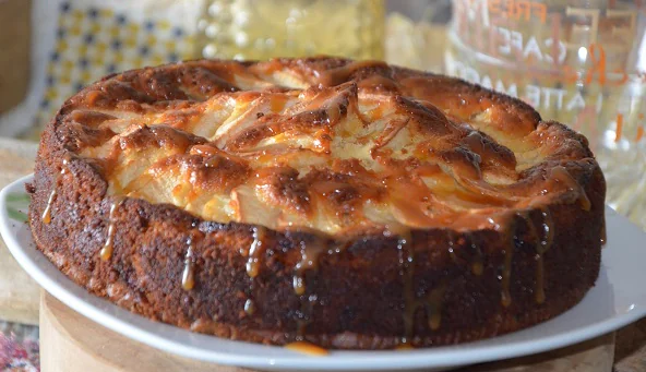Délice Automnal : Gâteau au Yaourt Pommes et Caramel Beurre Salé