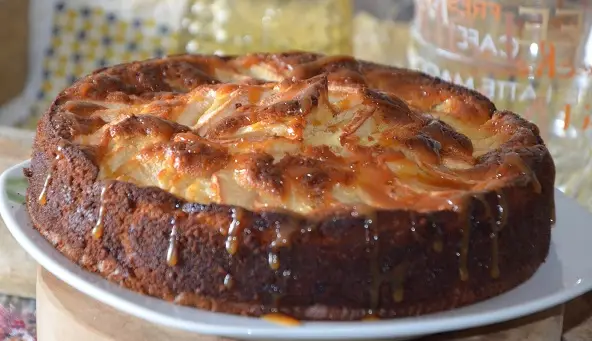 Délice Automnal : Gâteau au Yaourt Pommes et Caramel Beurre Salé