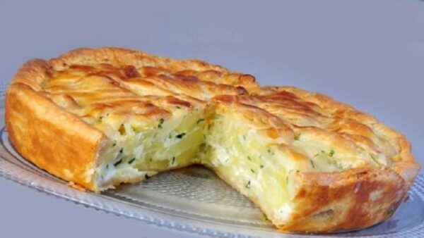 Délicieuse tourte aux pommes de terre et à la crème fraîche : une recette réconfortante à savourer en famille