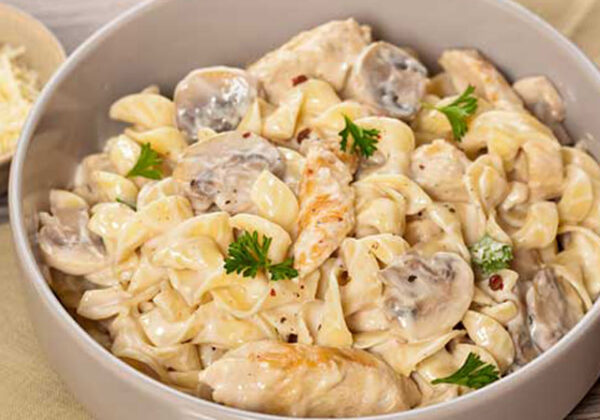 Délicieuses pâtes à la crème de poulet et champignons avec sauce Skyr – Recette gourmande et crémeuse