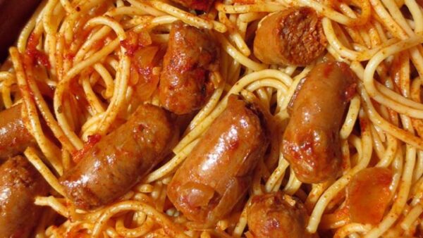 Délicieuses pâtes à la sauce aux merguez pour un repas chaleureux