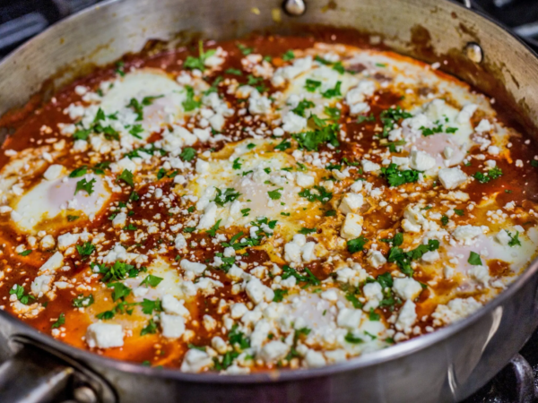 Délicieux plat aux oeufs à la tomate et la feta