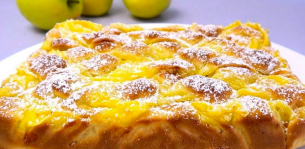 Délicieux tarte aux pommes avec sauce vanille. Beaucoup plus savoureux que Charlotte.