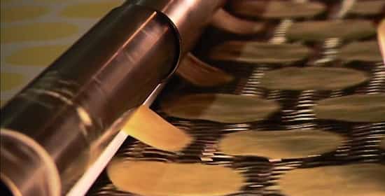 Les Pringles sont élaoborées à partir d'une pâte de féculents et frites dans de l'huile.