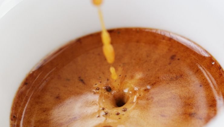 Café chaud dans une tasse