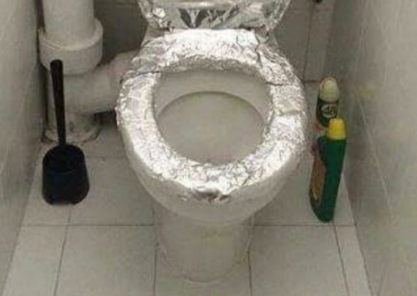 Du papier aluminium dans les toilettes, la méthode des vieux grands-parents : parce que c’est très important de le faire